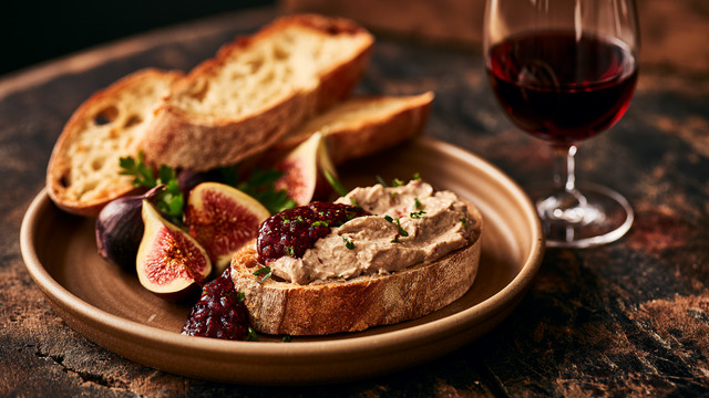 Лучшая закуска к бокалу красного: готовим нежный паштет из куриной печени с инжиром и специями — простой рецепт