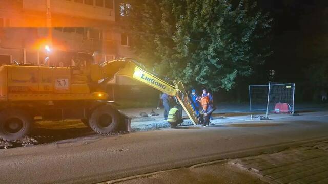 На Дзержинского из-за коммунальной аварии перекрывают часть дороги, водителей просят выбрать другие пути