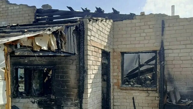 Эвакуировали людей и газовые баллоны: в Багратионовском округе потушили пожар в доме на две семьи