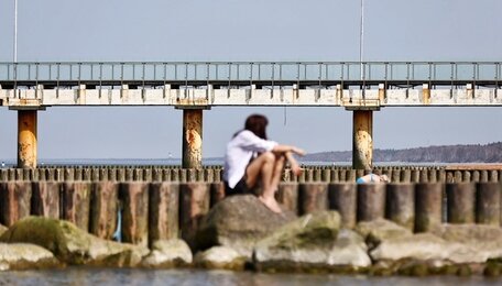 В Зеленоградске после долгого ремонта открылся пирс: отдыхающие проверяют его прочность прыжками (фото)