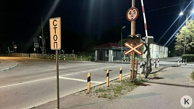 На Нарвской водители столкнулись с ловушкой у железнодорожного переезда (фото) 