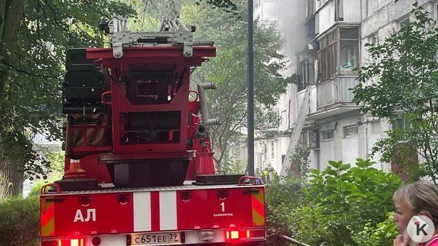Пожарные выбрасывали сгоревшие вещи: в центре Калининграда загорелся балкон жилого дома (фото, видео)