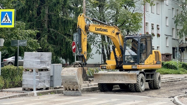 После замечаний губернатора улицу в Калининграде начали ремонтировать