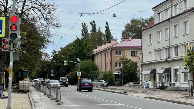 В Калининграде на одной из улиц тротуары ремонтируют сразу с двух сторон