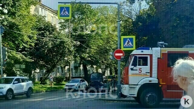 На перекрёстке Леонова — Карла Маркса машина загорелась прямо на дороге, перегородив одну полосу (видео)