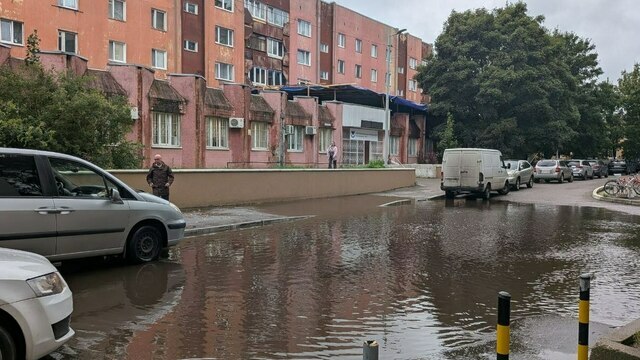 До поликлиники — вплавь или через забор: дождь поставил калининградцев перед нелёгким выбором (фото, видео) 