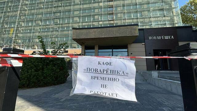 В центре Калининграда обрушилась часть козырька над входом в кафе, посетитель получил травму головы (фото)