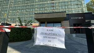 В центре Калининграда обрушилась часть козырька над входом в кафе, посетитель получил травму головы (фото)