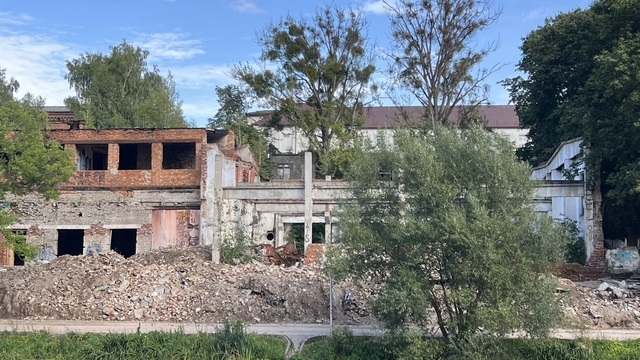 После дождей на Нижнем озере рухнул забор аварийного здания