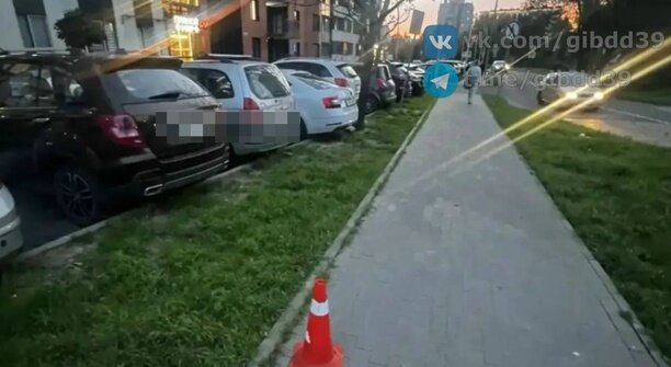 На Батальной электросамокатчик сбил 11-летнего мальчика и уехал: водителя ищет полиция