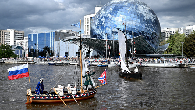 С морем брызг и парусами: как у Музея Мирового океана прошла «Водная ассамблея» (фоторепортаж)