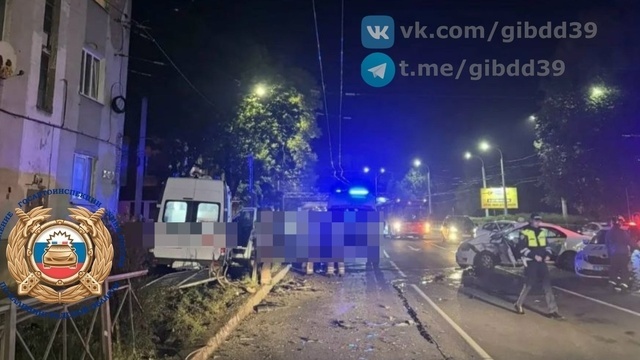 Таксист неудачно пошёл на разворот и столкнулся со скорой: полиция раскрыла детали ДТП на Киевской