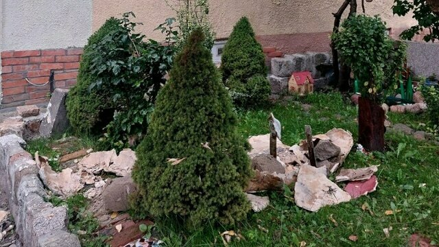 «Что ж, ожидаемо»: в день рождения калининградца вандалы разбили Карла Маркса в его палисаднике (фото)  
