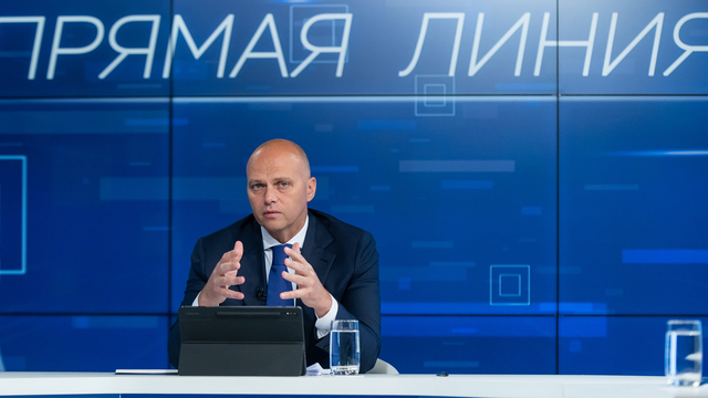 Больше двух часов общения и тысяча обращений: как прошла прямая линия губернатора с калининградцами