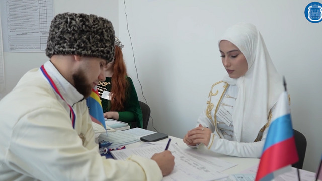 Сотрудники избирательного участка в Гурьевском округе пришли на выборы в традиционных костюмах (видео)