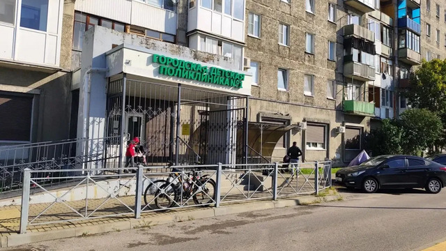 Открылись на шесть минут позже: наплыв родителей вызвал технический сбой в детской поликлинике на Трибуца 