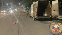 На Горького подросток на мопеде врезался в остановившийся микроавтобус