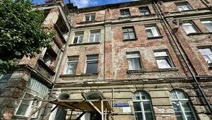 В Черняховске старый дом оставили без крыши из-за ремонта, который не кончается уже 9 месяцев: здание трещит по швам