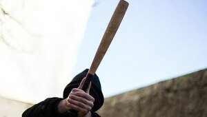 В Пионерском мужчина поссорился с женой и выместил злость на машине её подруги