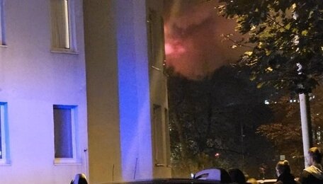 В Калининграде на Орудийной загорелась квартира в 14-этажке (фото, видео)