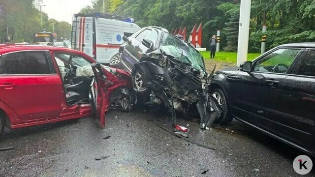 Занесло на высокой скорости: из-за массовой аварии перекрыт Гвардейский проспект (видео)