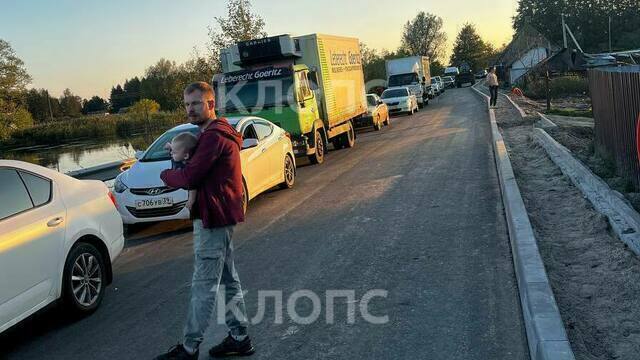«Стояли два с половиной часа»: семья с младенцем и школьный автобус застряли в Головкино из-за ремонта дороги