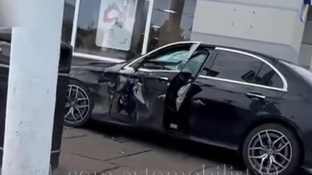 В Калининграде возле здания мэрии автомобиль вылетел на тротуар