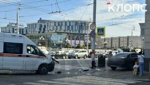 На площади Победы столкнулись скорая и легковушка: седан вынесло на тротуар к стенам мэрии (фото)