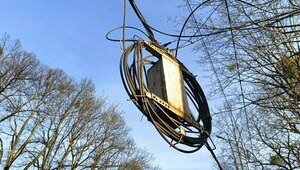 В Калининграде на ряде улиц нашли незаконно размещённые на опорах освещения кабели и оборудование  
