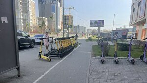 Стоянка самокатов перегородила путь у рынка на Сельме (фото)