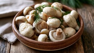 Хрустящая закуска прямиком из леса: как приготовить дома солёные грузди холодным методом — рецепт
