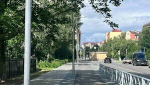 В Калининграде бесхозный магазин, захвативший часть дороги, стал пристанищем пьяниц и наркоманов (видео)