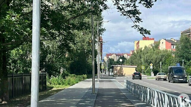 В Калининграде бесхозный магазин, захвативший часть дороги, стал пристанищем пьяниц и наркоманов (видео)