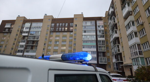 Заглянули в окно — в коридоре лежал человек: в Калининграде обнаружили мёртвым 32-летнего мужчину из Оренбурга  