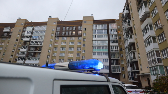 Заглянули в окно — в коридоре лежал человек: в Калининграде обнаружили мёртвым 32-летнего мужчину из Оренбурга  