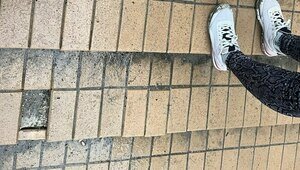 В Пионерском центральный спуск к морю, на котором спотыкаются пляжники, оденут в гранит и защитят от воды и грязи