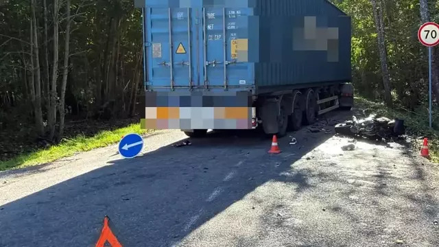 Под Полесском подросток на мотоцикле попал под фуру и погиб на месте  