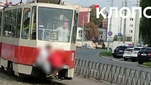 В Калининграде двое школьников прокатились на «колбасе» трамвая по 9 Апреля и окатили матом прохожую (фото)