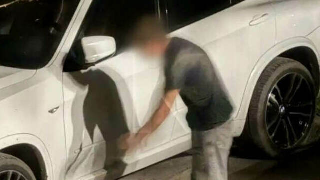 Заблудился в «бермудах» из алкомаркетов: пьяный мужчина устроил ночной погром во дворе дома на Багратиона (видео)