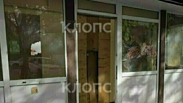 После публикации «Клопс» магазин-«захватчик» на Майской заколотили и поставили дорожный знак (фото)