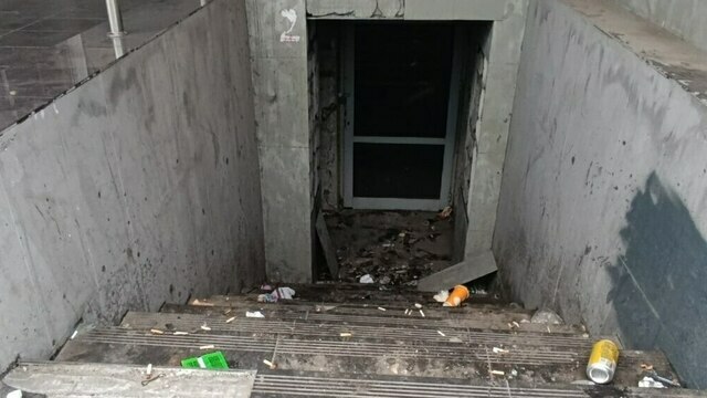 В центре Калининграда одну из лестниц бывшего магазина «Океан» превратили в общественный туалет (фото, видео) 