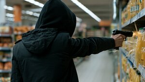В калининградском супермаркете парень в чёрном капюшоне расстрелял банки с напитками из пневматики (видео)