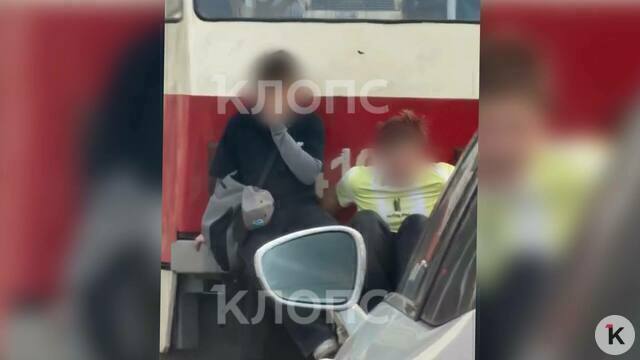 Плевки, метание мусора и покатушки на «колбасе»: на 9 Апреля два школьника задирают прохожих и водителей  