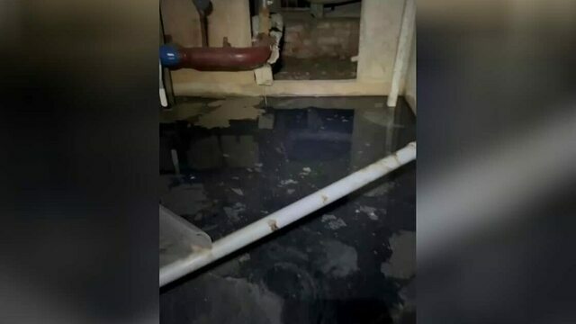 Чёрная дыра в подвале: техподполье многоэтажки на Калязинской опять затопило (видео)  