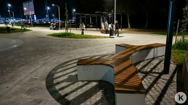 Народу много даже ночью: в Калининграде открыли сквер на Аксакова (фоторепортаж)