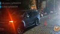 В Калининграде в прохожую прилетел валявшийся на дороге глушитель, на который наехал внедорожник