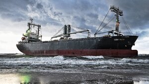 Экипаж застрявшего у Янтарного сухогруза ждёт ещё один шторм