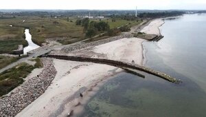 В Зеленоградском районе укрепили устье реки Алейки, из-за заносов в котором топило близлежащий посёлок (фото)
