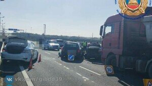 Столкнулись три машины: подробности ДТП, из-за которого на Приморском кольце собралась огромная пробка