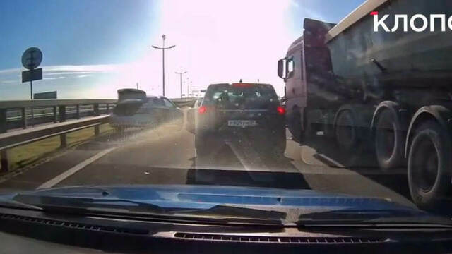 На Приморском кольце перед развязкой на Храброво из-за массового ДТП собралась огромная пробка (видео)